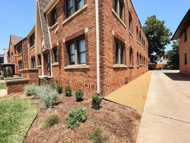 Building Photo - 835 East Dr