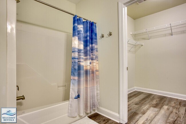 Building Photo - PET FRIENDLY FURNISHED LONG OR SHORT TERM/...