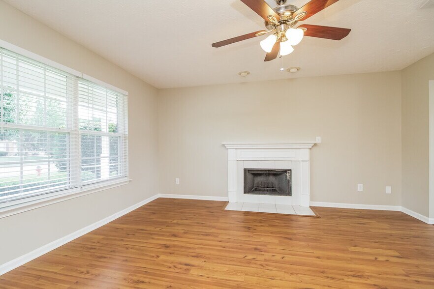 Building Photo - 2211 New Port Dr