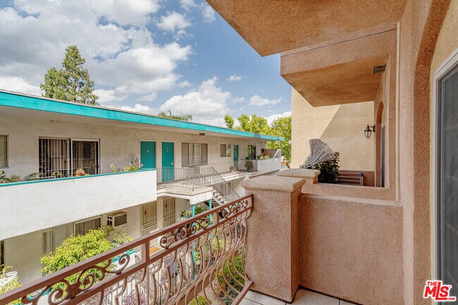Building Photo - 421 E Santa Anita Ave