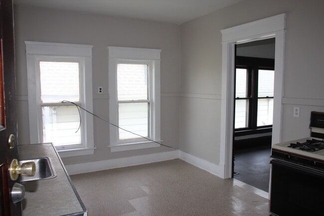 Building Photo - 3910 Carlyle Ave