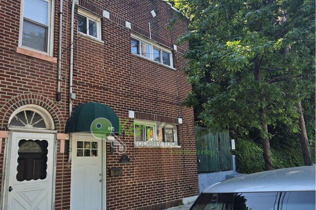 Building Photo - Rare Renovated 3BR/2BA Townhouse with Private Yard & NYC Views