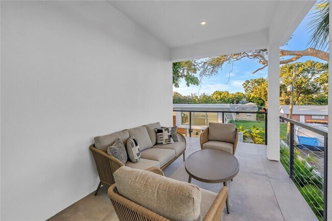 Building Photo - 2065 Goldenrod St