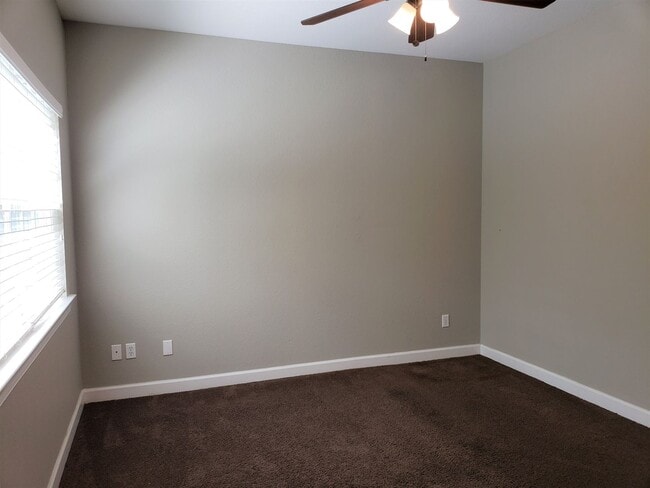 Building Photo - 3 bedroom townhome in gated community with...