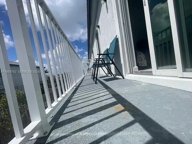 Building Photo - 728 SE 14th Ct