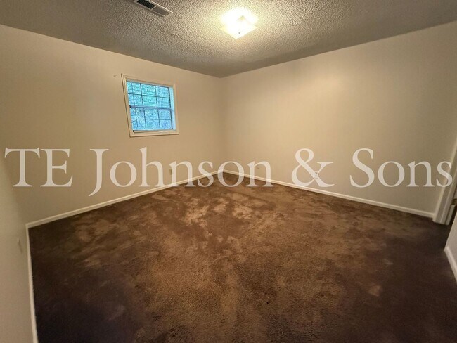 Building Photo - 2570 Green Oaks Ct SE