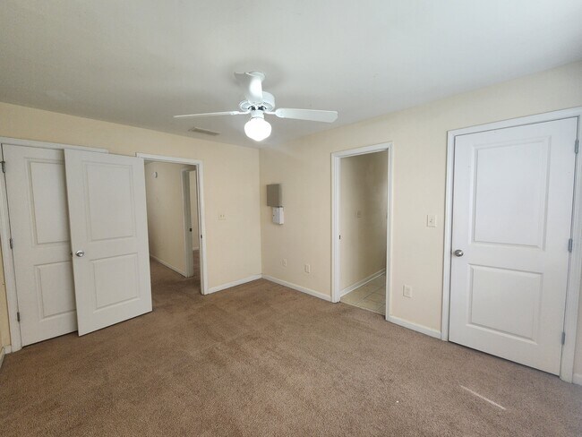 Building Photo - 2110 Lakeside Dr