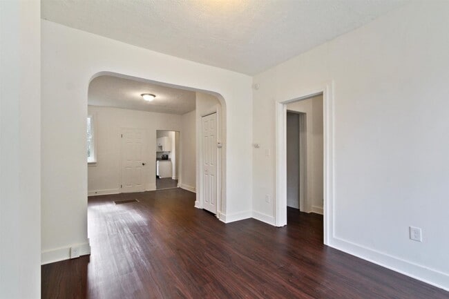 Building Photo - Spacious 5 Bedroom, 2 Bath Home in York City!