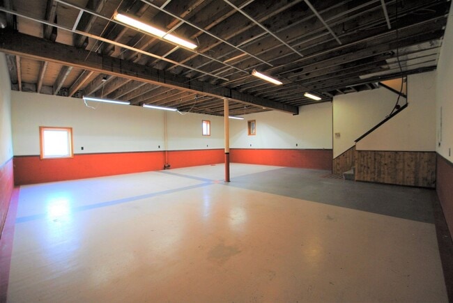 Building Photo - Huge 5 Bed / 3 Bath w/ 2 Car Garage