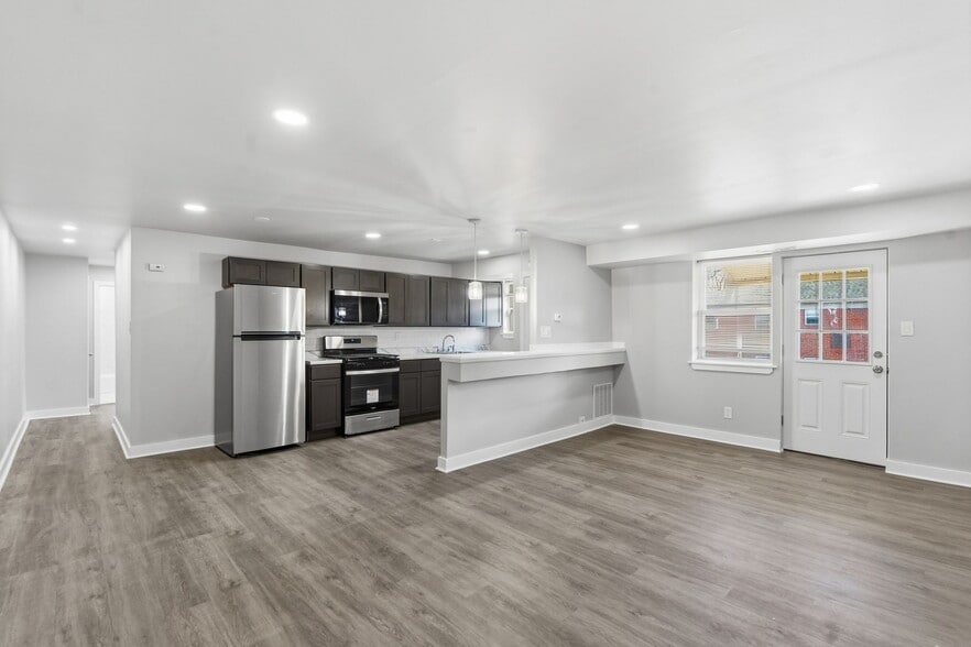 Building Photo - The Courtyards at Bensalem