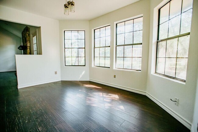 Building Photo - 204 E Lakeshore Dr
