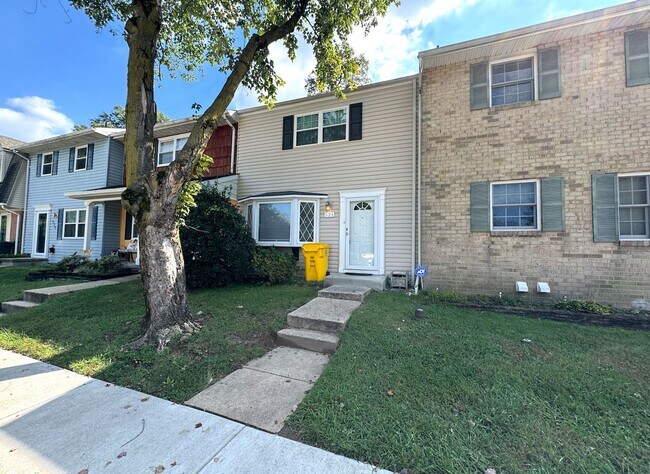 Building Photo - Beautiful 3 BR/2.5 BA Townhome in Millersv...