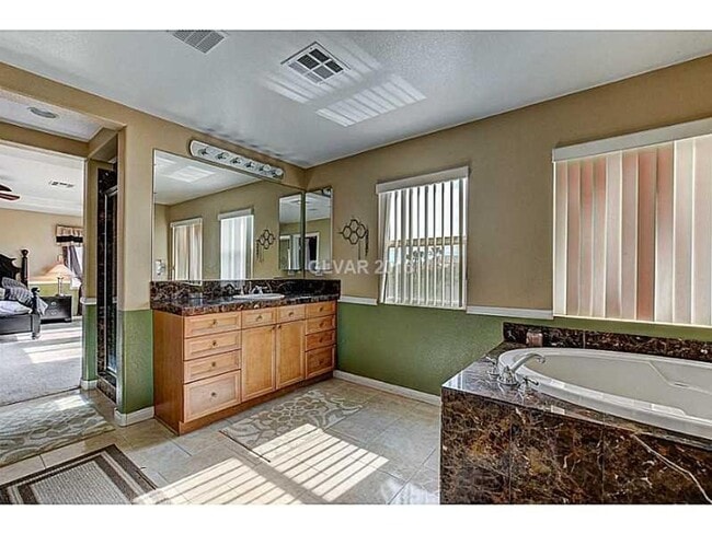 Building Photo - Stunning & Spacious Home with Park Views and Pool!