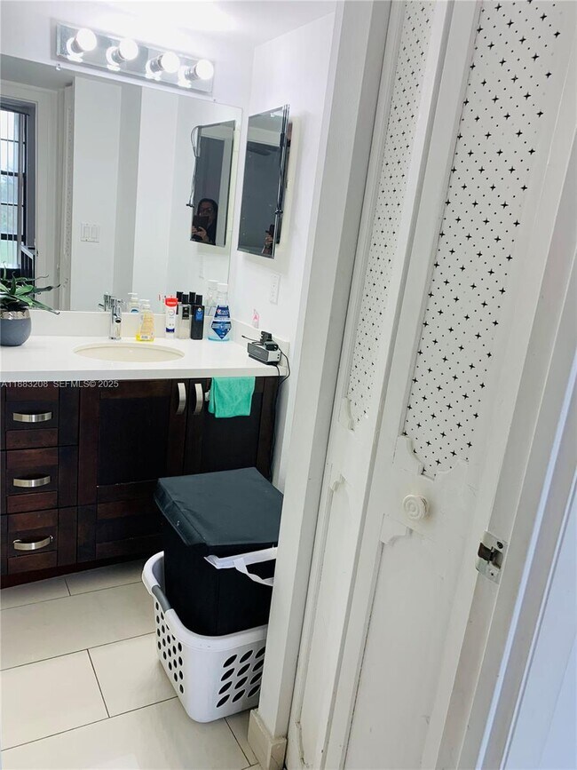 Building Photo - 20500 W Country Club Dr