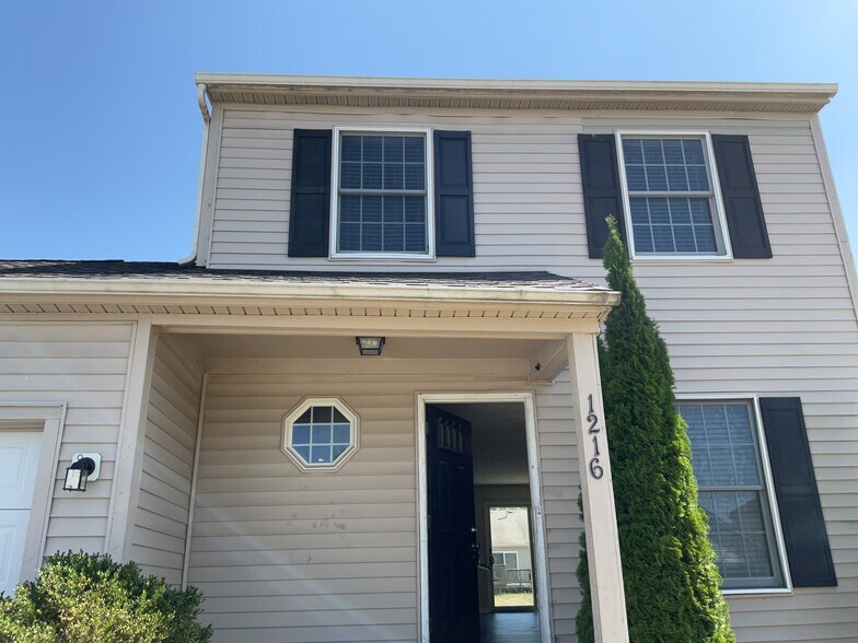 Building Photo - 1216 Walker Springs Dr
