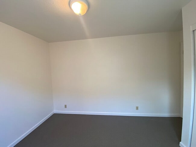 Building Photo - Renovated 2 Bedroom at La Tierra Gardens