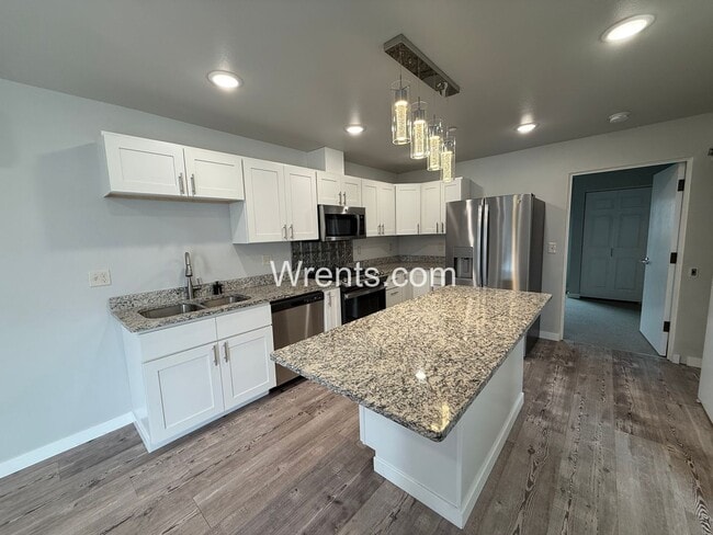 Building Photo - Quiet Small town Apartment in Davenport
