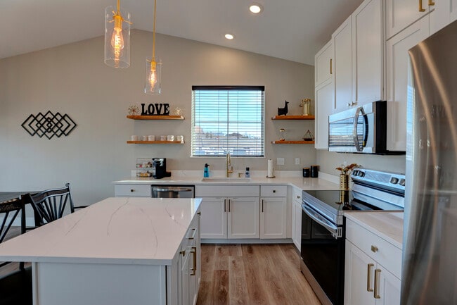 Building Photo - 855 Lincoln Dr