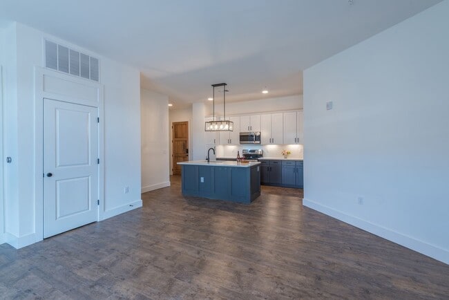 Building Photo - Downtown Asheville Apartment!