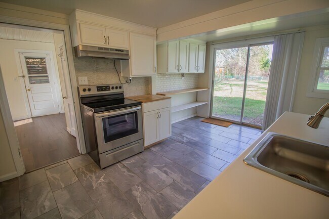 Building Photo - Charming 2-Bedroom, 1-Bath Ranch | 1,015 Sq Ft | Niskayuna School District