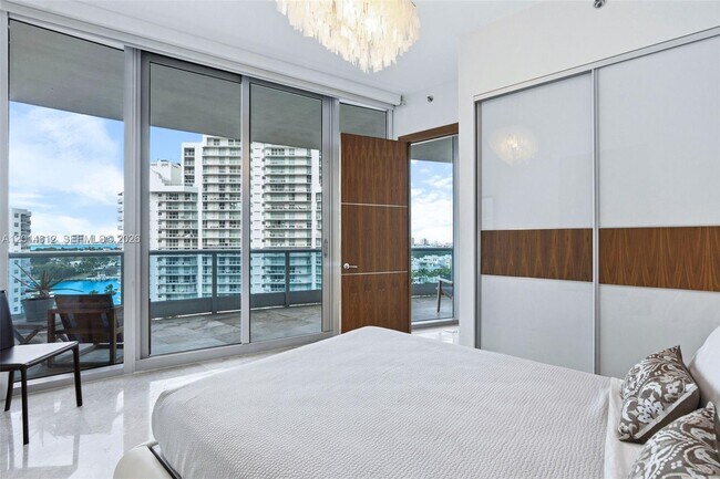 Building Photo - 5959 Collins Ave