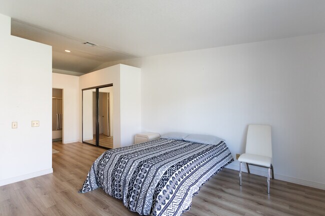 Building Photo - 505 S Farrell Dr