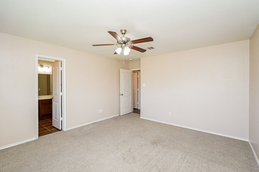 Building Photo - 2033 Club Oak Dr