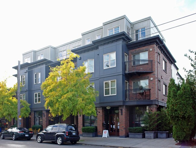 Primary Photo - Sun-Filled Queen Anne Condo With Private E...