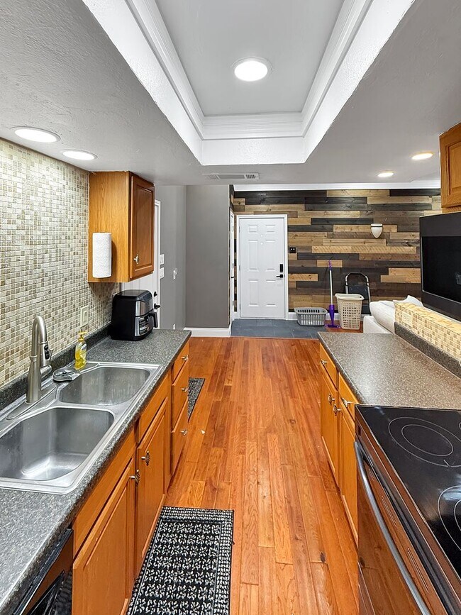 Building Photo - Your Contemporary Retreat in Garland, TX