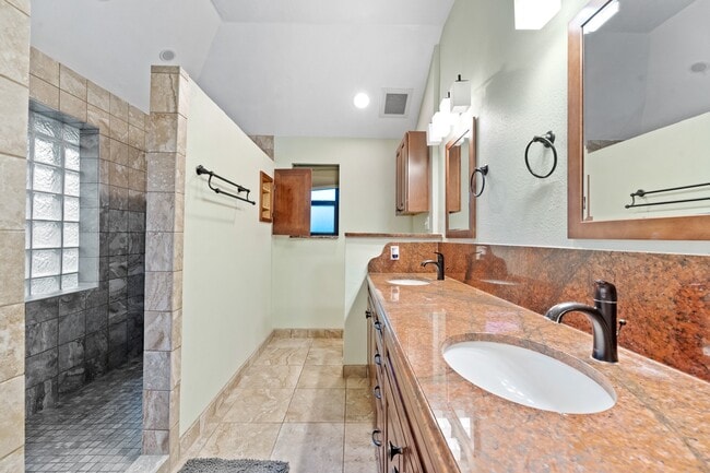 Building Photo - 5102 E Pagewick Dr