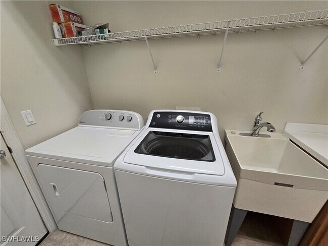 Building Photo - 2049 Fairmont Ln