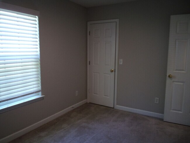 Building Photo - Single Level 3 Bedroom 2 Bath Home in Bristol Park off Mt. Gallant Road