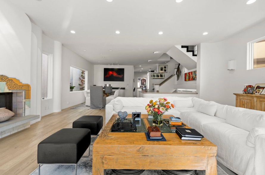 Open living space well suited for entertaining. - 120 Mast Mall