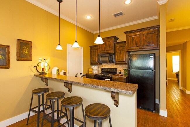 Building Photo - Available Now! 3 Bed 2 Bath Duplex in West...