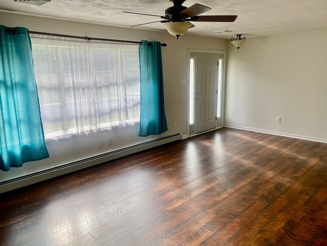 Building Photo - 3 Bedroom/2 Full Bath Ranch Near Air Produ...