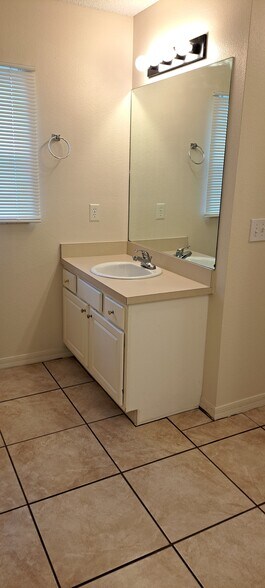 Building Photo - 963 Husted Ave SE