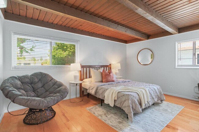 Building Photo - Charming Mid-Century Home with Detached St...
