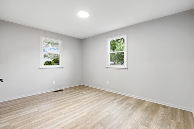 Building Photo - 105 Sumpter Dr