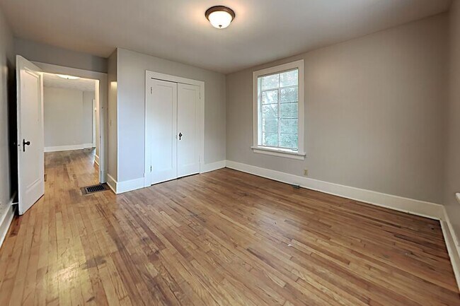 Building Photo - 2802 Eastland Ave