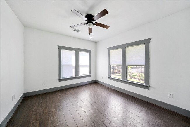 Building Photo - 325 N Sidney St