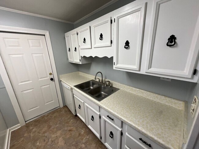 Building Photo - Adorable 3/1 in Marianna w/ Lawn Maintenance & Pest Control Included