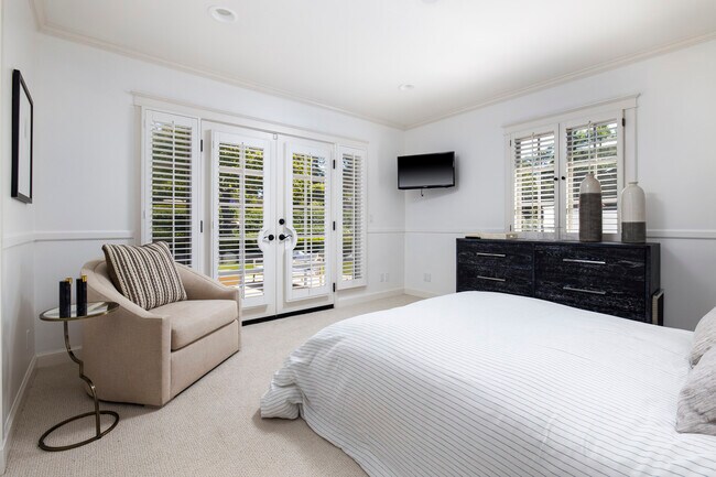 Building Photo - 743 Woodland Dr