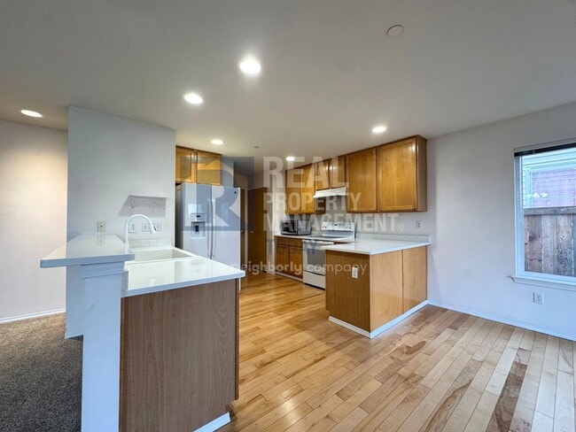 Building Photo - Charming 3-Bed, 2.5-Bath DuPont Home Near JBLM!