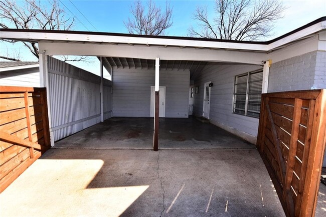 Building Photo - 7605 Carriage Dr