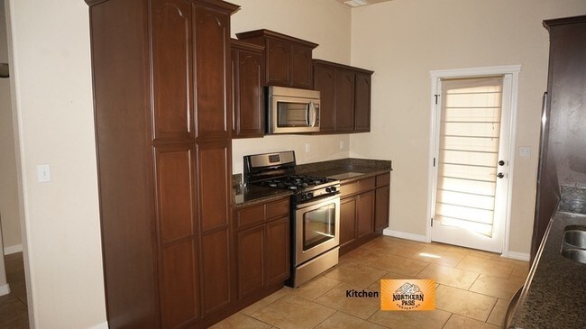 Building Photo - Amazing 3 Bedroom Home in Gated Community!