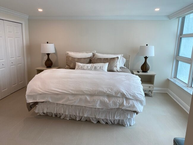 Primary bedroom - 1620 S Ocean Blvd