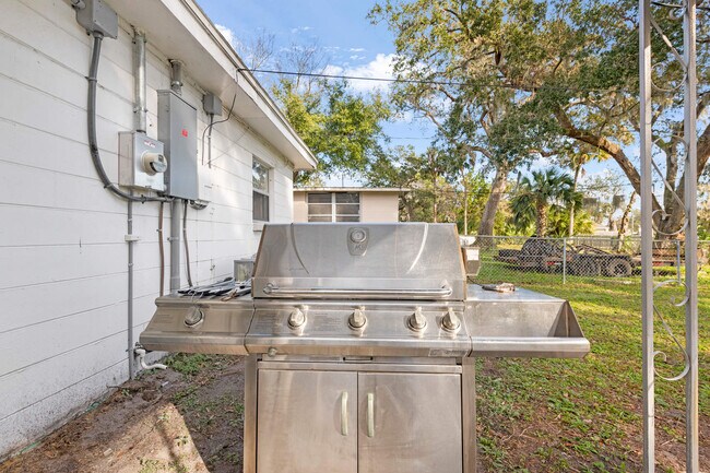 Building Photo - 631 Calhoun St