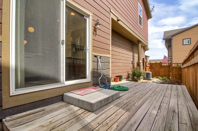 Building Photo - Beautiful 3 bedroom townhome in Central Park (Stapleton) Neighborhood