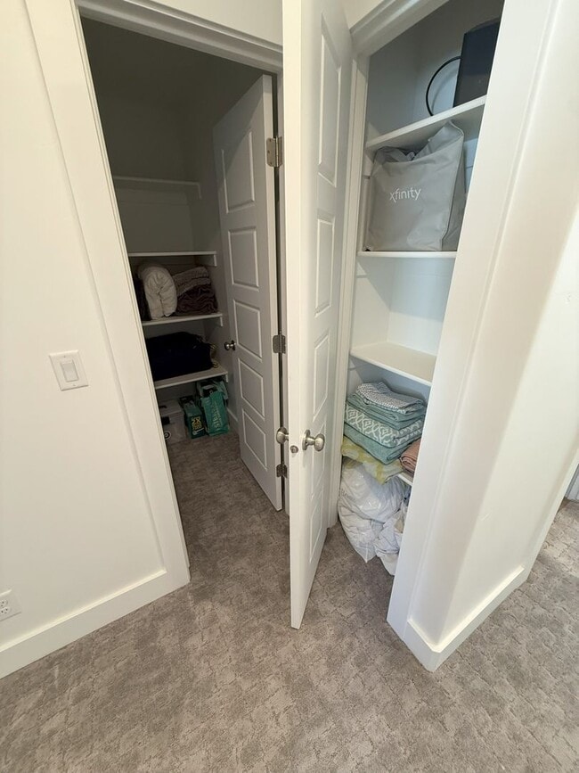 Building Photo - Modern 3-Bedroom End-Unit Townhome in Smit...
