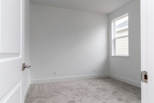 Building Photo - Home is occupied and not able to be shown ...